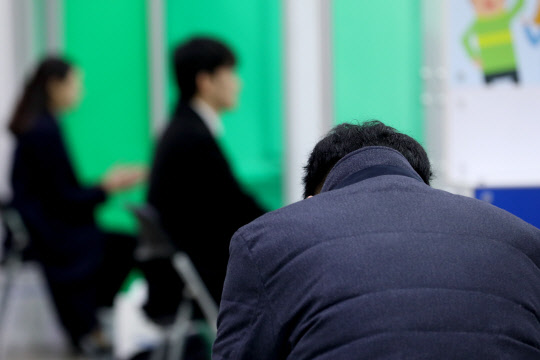 22일 서울 강남구 삼성동 코엑스에서 열린 일본 해외취업 정보박람회에서 구직자가 모의면접을 기다리고 있다.